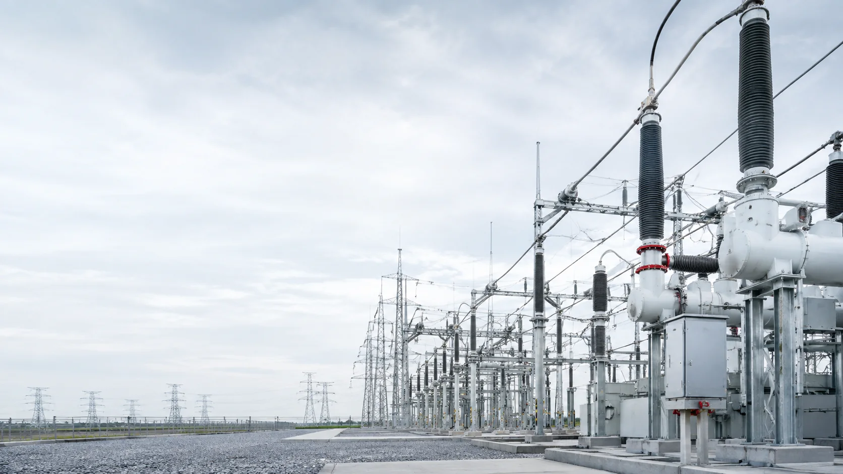 Yüksek gerilim şalt sahası ve enerji altyapısı